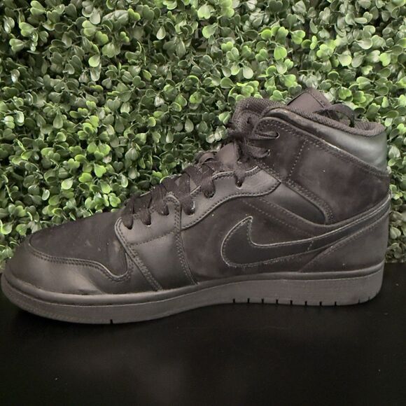 USED Jordan 1 Mid Triple Black - Size 10 Men (2018) SKU 554724-050 main image 8